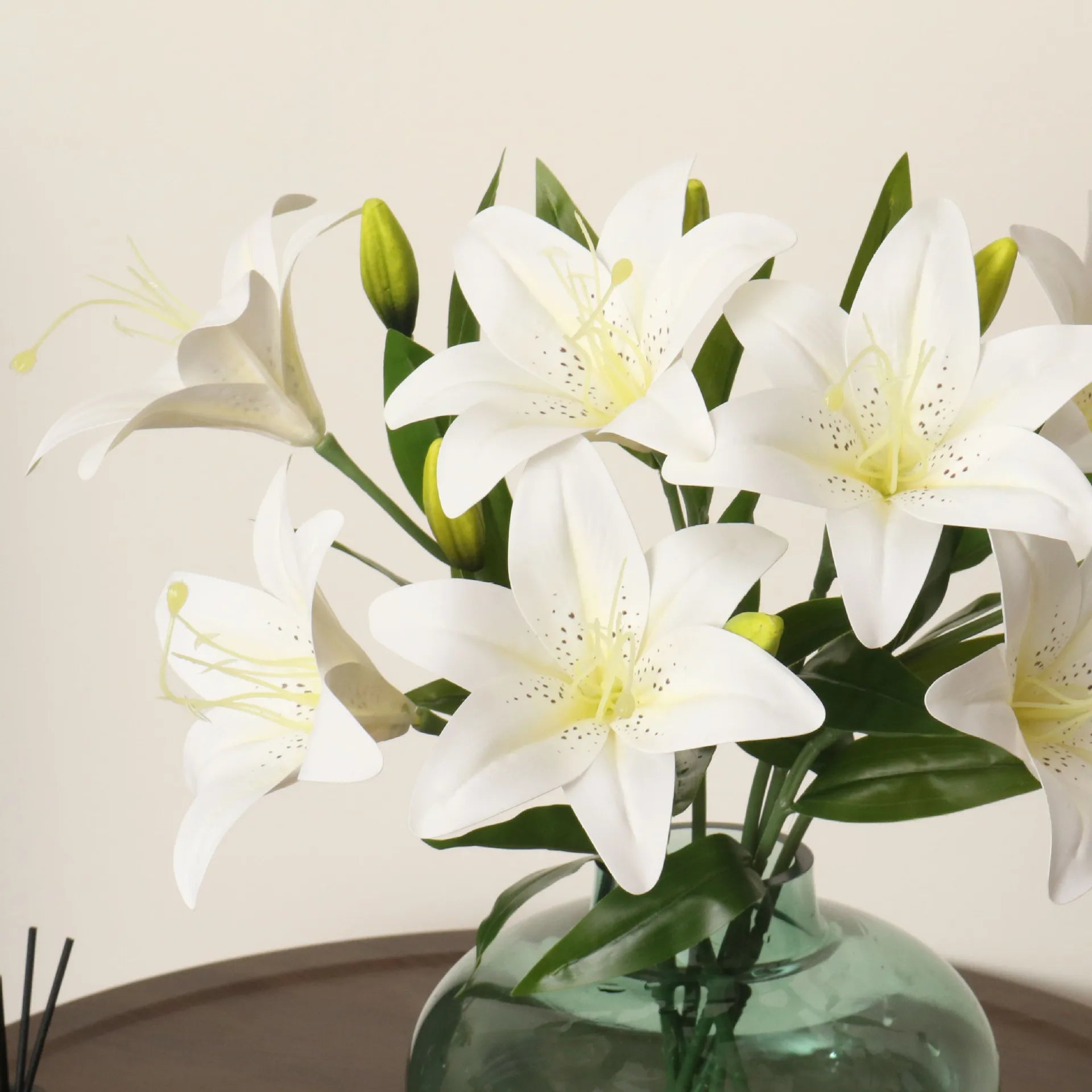 Künstliche Lilie – Elegantes PVC Design – 50cm Länge