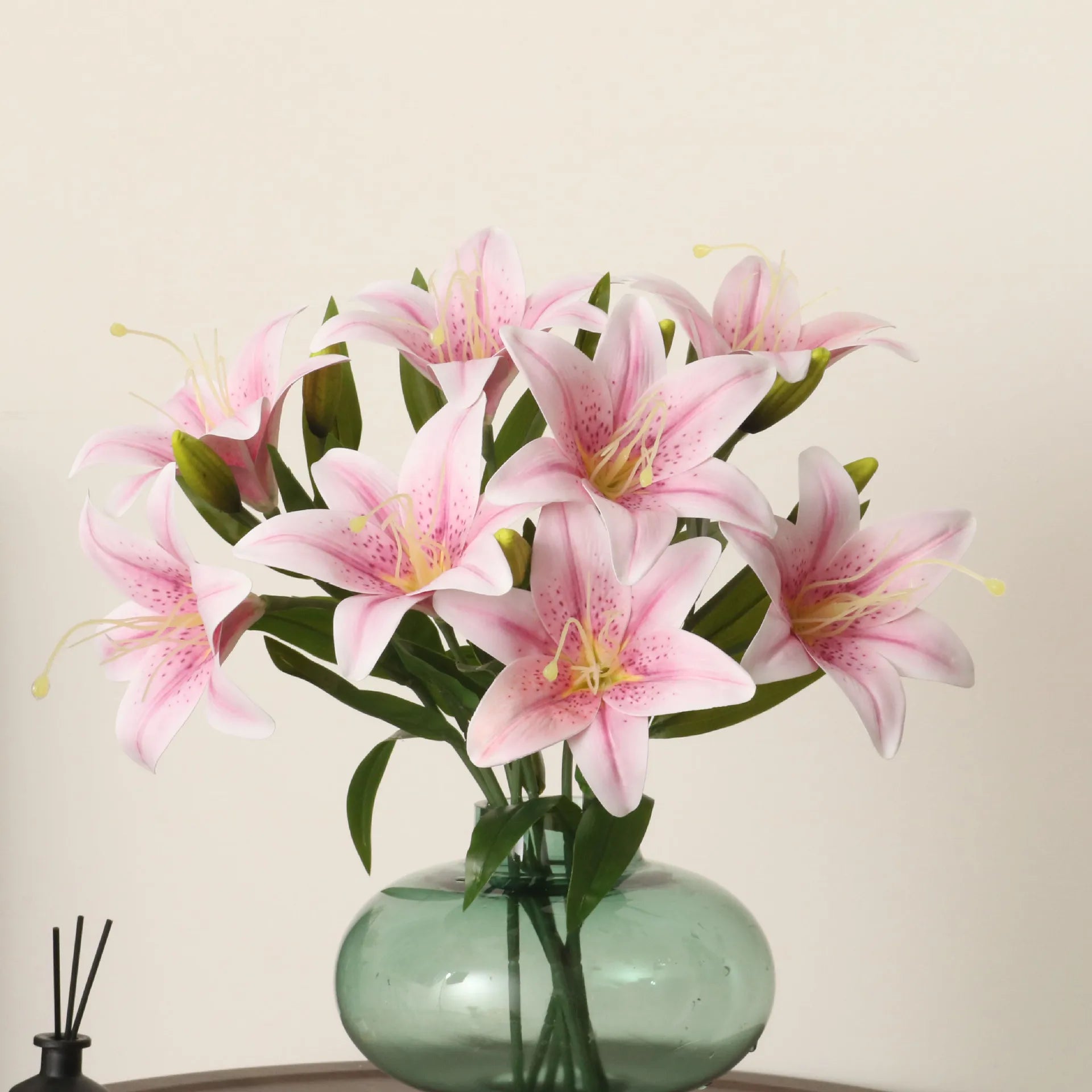 Künstliche Lilie – Elegantes PVC Design – 50cm Länge