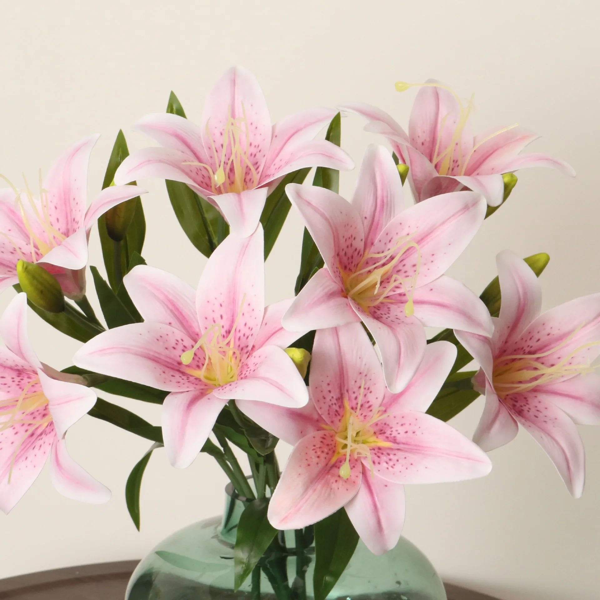 Künstliche Lilie – Elegantes PVC Design – 50cm Länge