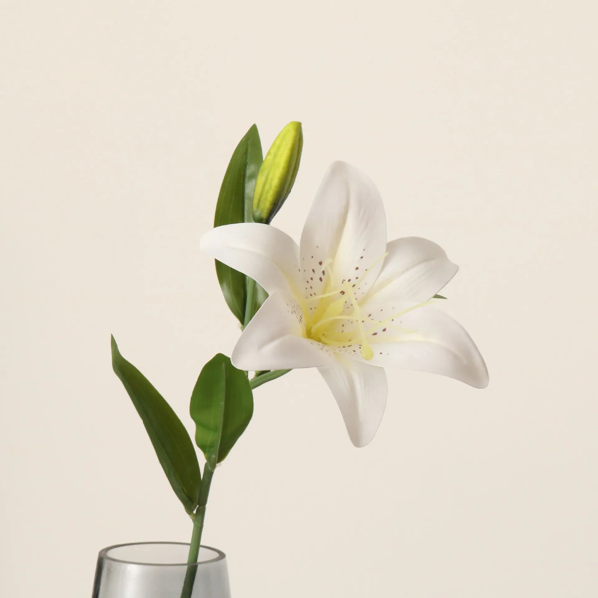 Künstliche Lilie – Elegantes PVC Design – 50cm Länge