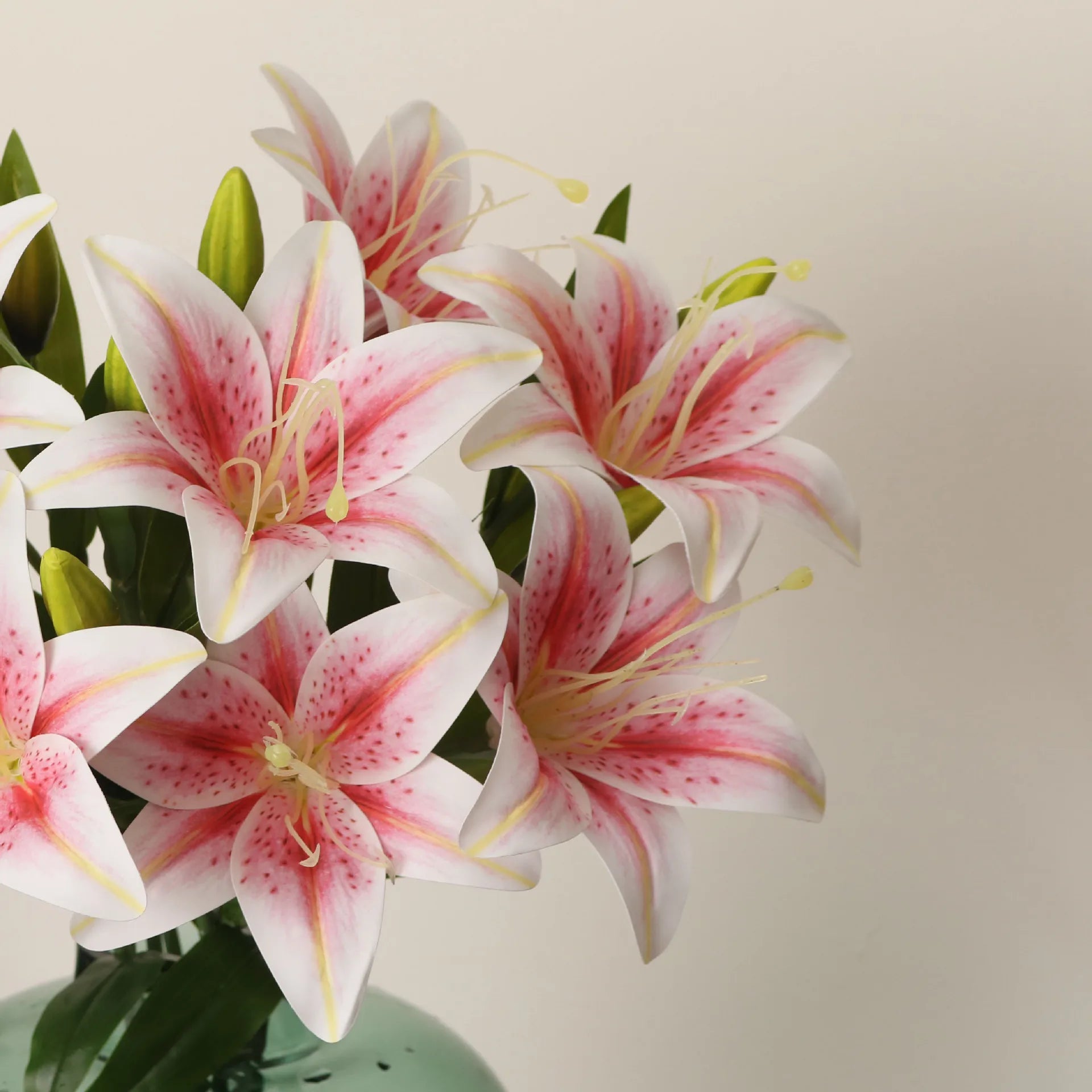 Künstliche Lilie – Elegantes PVC Design – 50cm Länge