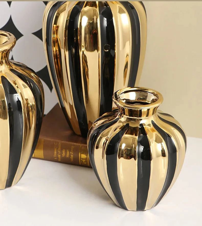 Elegante weisse Keramikvase im modernen Stil für das Wohnzimmer, Grösse: S