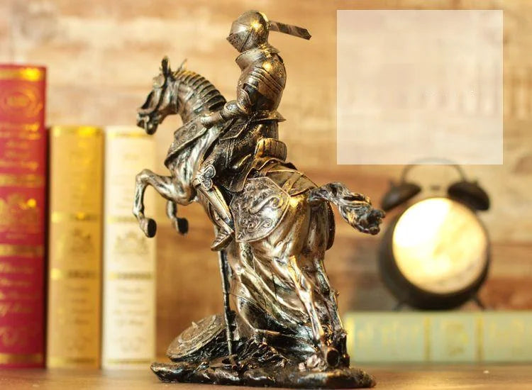 Mittelalterliche Ritterstatue – Harzskulptur 27x27x8cm