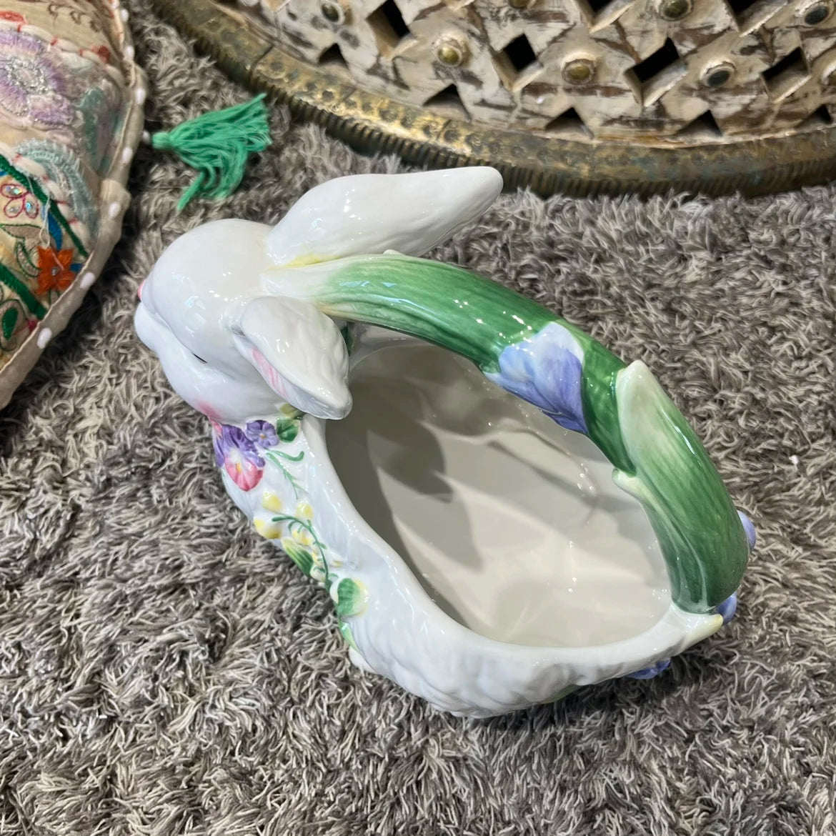 Nordischer Hasen-Ornament - Keramikdesign fürs Wohnzimmer