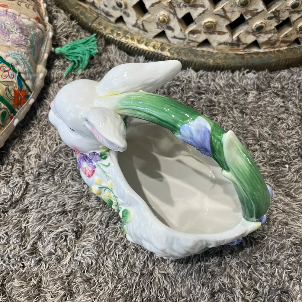 Nordischer Hasen-Ornament - Keramikdesign fürs Wohnzimmer