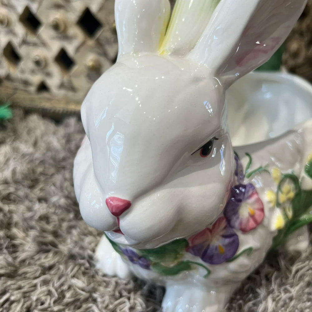 Nordischer Hasen-Ornament - Keramikdesign fürs Wohnzimmer