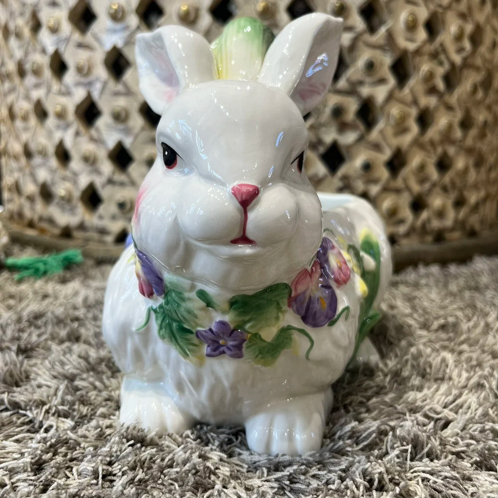 Nordischer Hasen-Ornament - Keramikdesign fürs Wohnzimmer