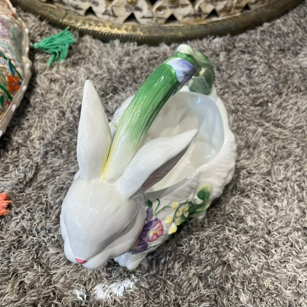 Nordischer Hasen-Ornament - Keramikdesign fürs Wohnzimmer