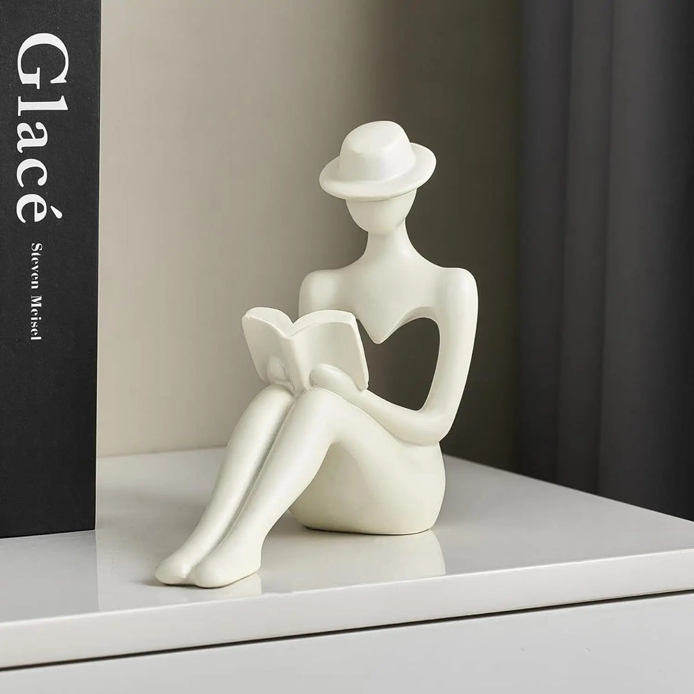 Abstrakte Resinfigur einer nachdenklichen Frau im Bücherregal, Farbe: Rot, Stil: Modern