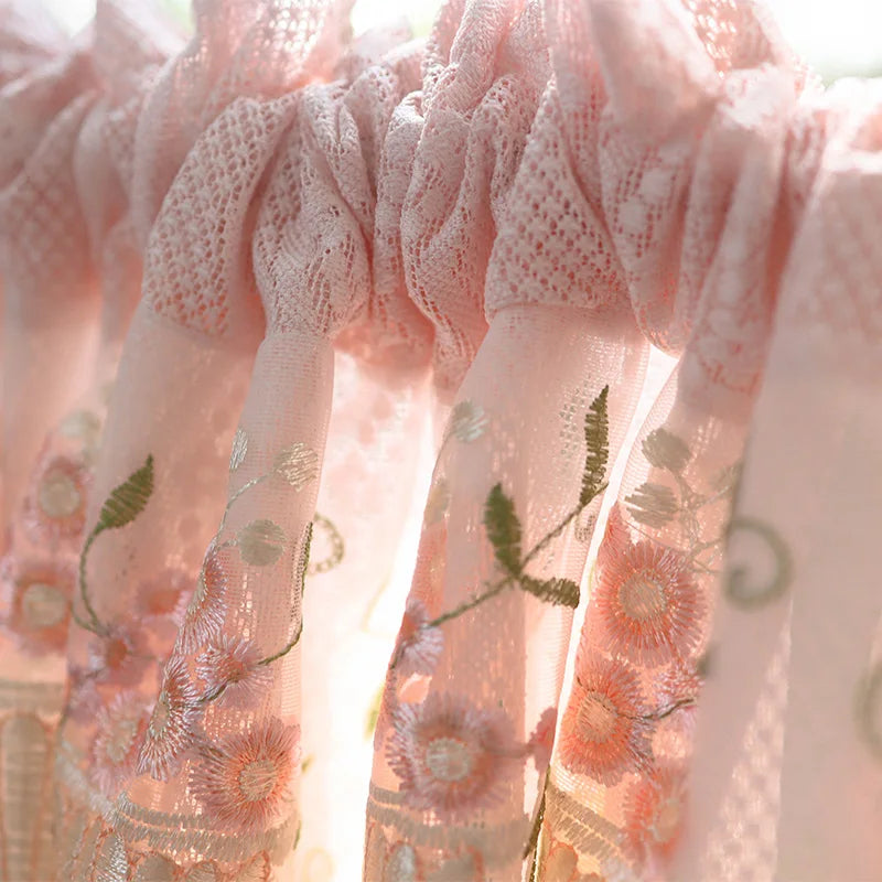 Rosa Spitzenvorhang – Landhausstil für Küchenfenster