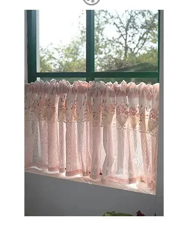 Rosa Spitzenvorhang – Landhausstil für Küchenfenster