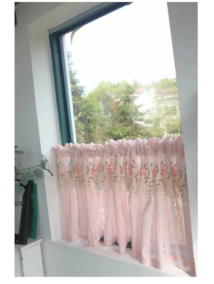 Rosa Spitzenvorhang – Landhausstil für Küchenfenster