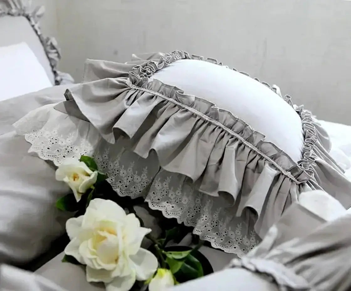 Blumiger Rosenkissenbezug aus 100% Baumwolle mit Rüschen, Farbe 09, Grösse 50x50 cm