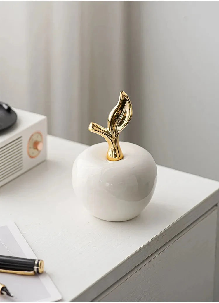 Weisse Keramik-Apfelskulptur im modernen Stil