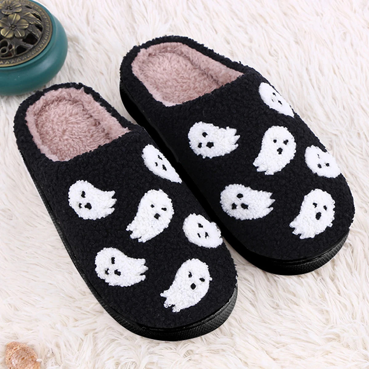Totenkopf Cartoon Slippers – Flauschiger Komfort Indoor