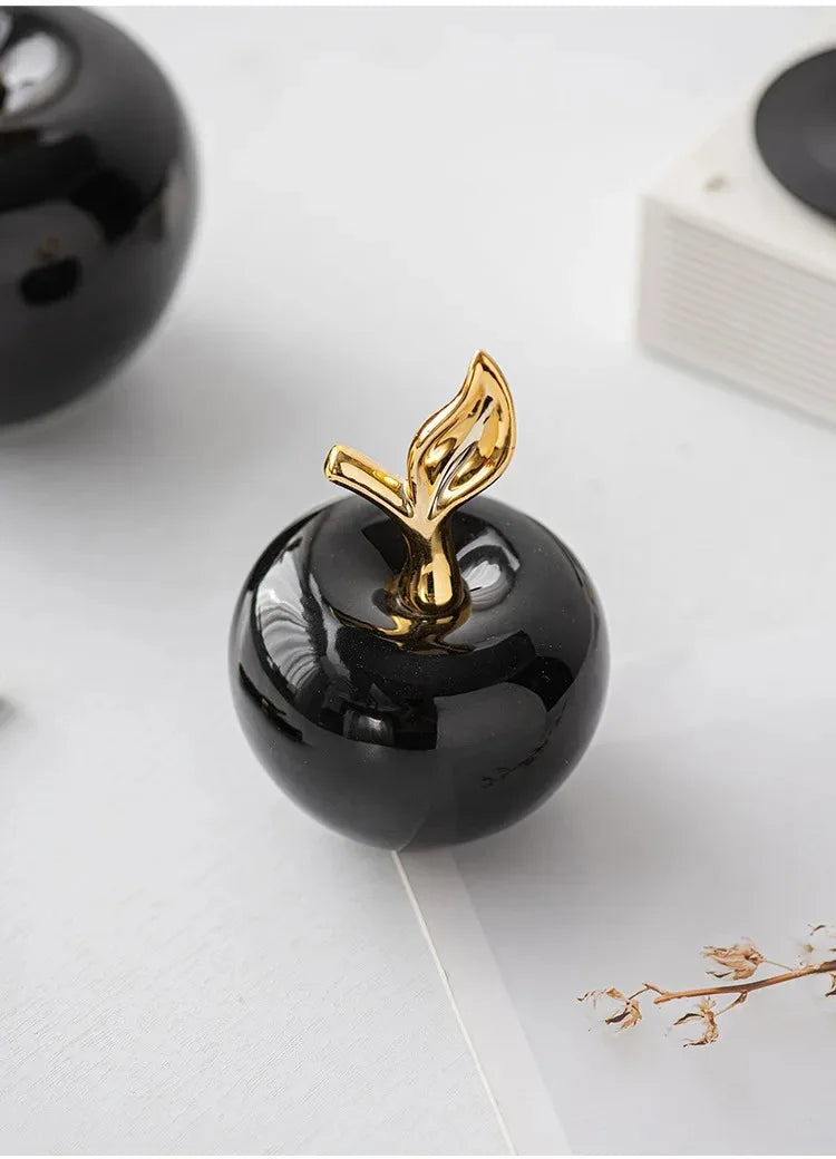 Weisse Keramik-Apfelskulptur im modernen Stil für Wohnzimmer