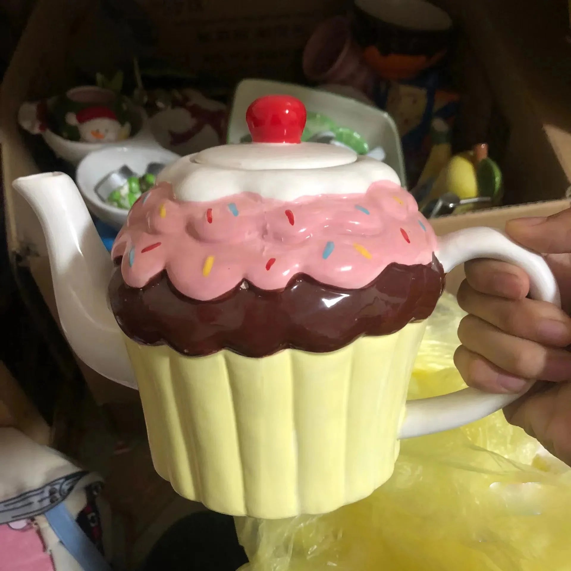 3D-Relief Keramikwaren in bunten Farbtönen und handgezeichnetem Design, mehrfarbig und aus Keramik