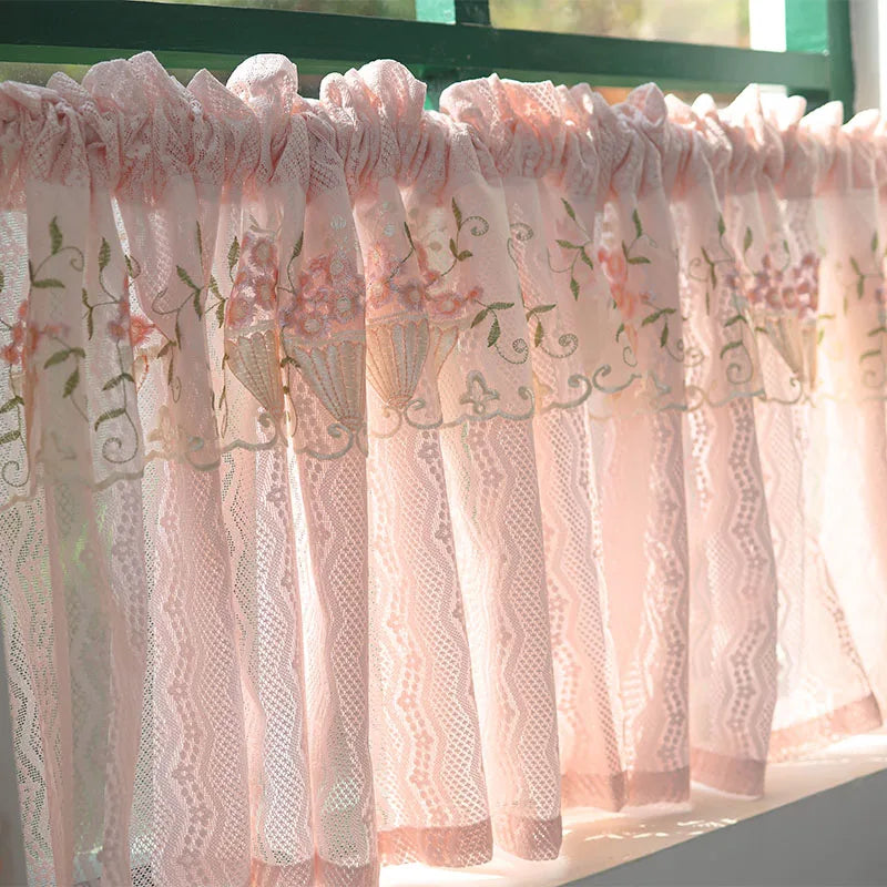 Rosa Spitzenvorhang – Landhausstil für Küchenfenster