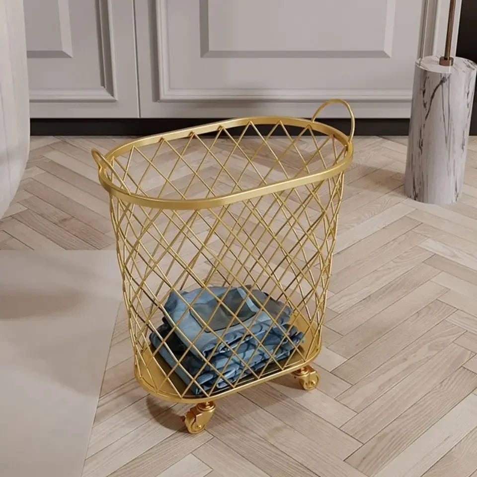 Goldener Wäschekorb mit Rollen – Modernes Design