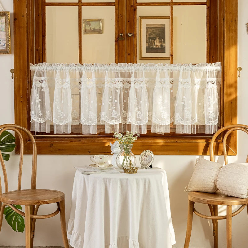 Transparente Spitzenvorhänge – Florales Design für Fenster