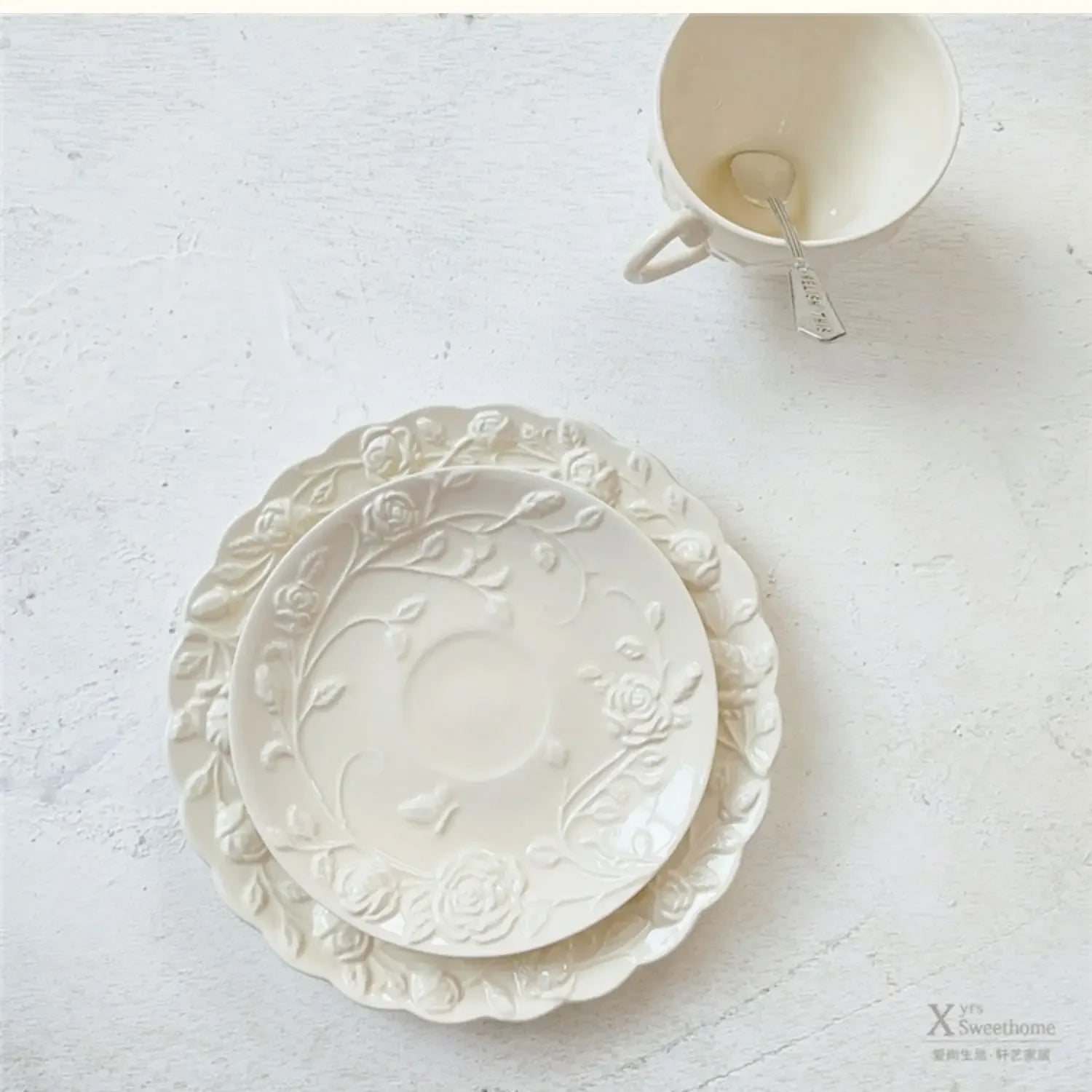 Keramiktasse mit Relief – Europäischer Stil mit Unterteller