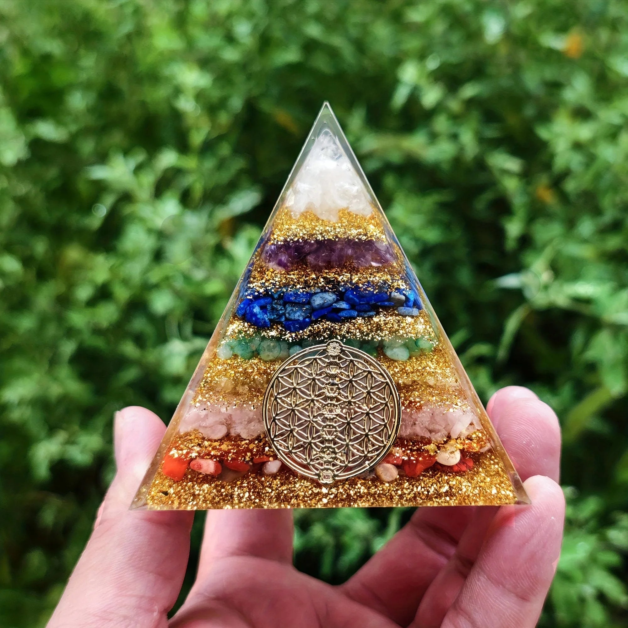Chakra Orgone Pyramide – Modernes Harzdesign – 6cm
