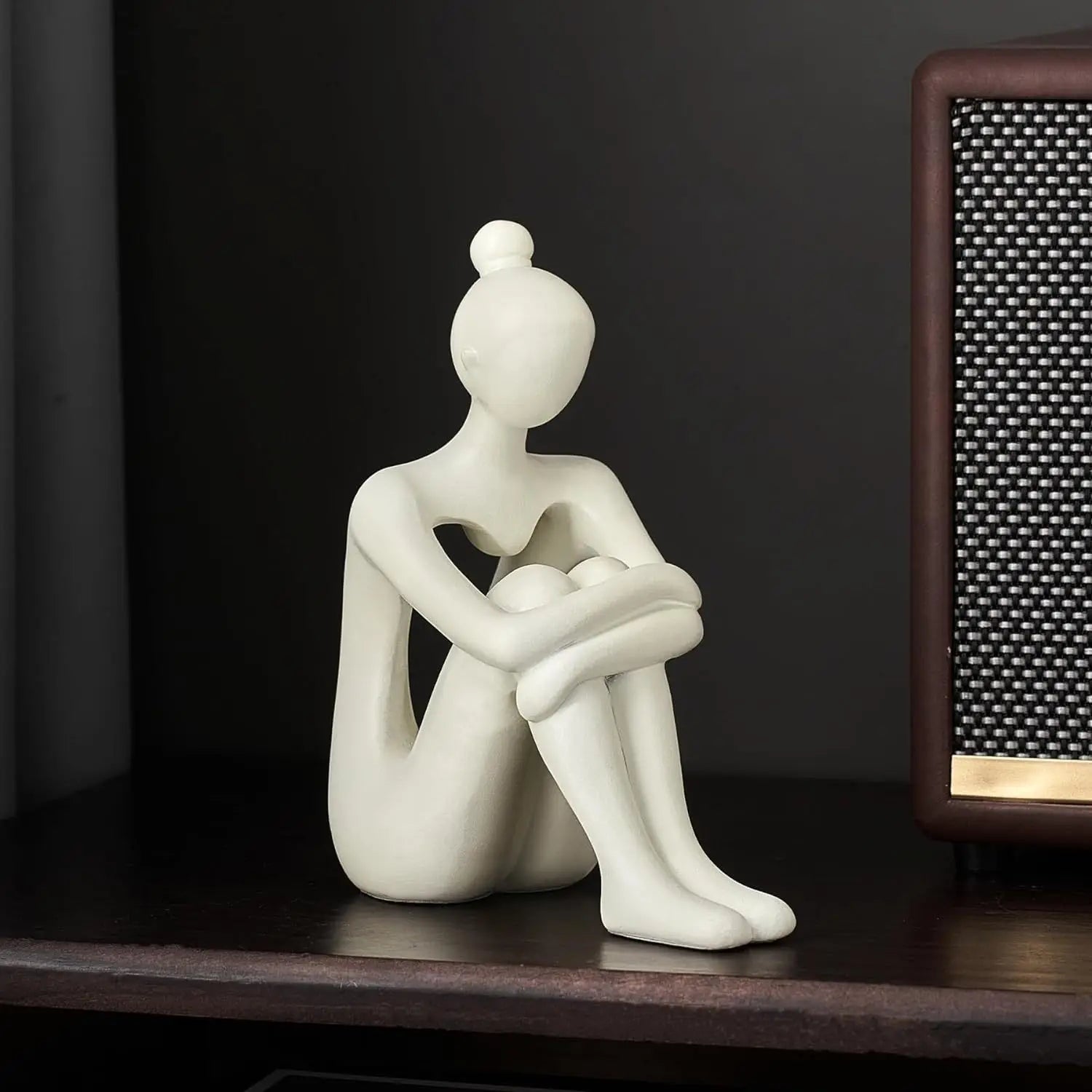 Abstrakte Resin Figurine in Rot, ideal für Bücherregal-Dekoration