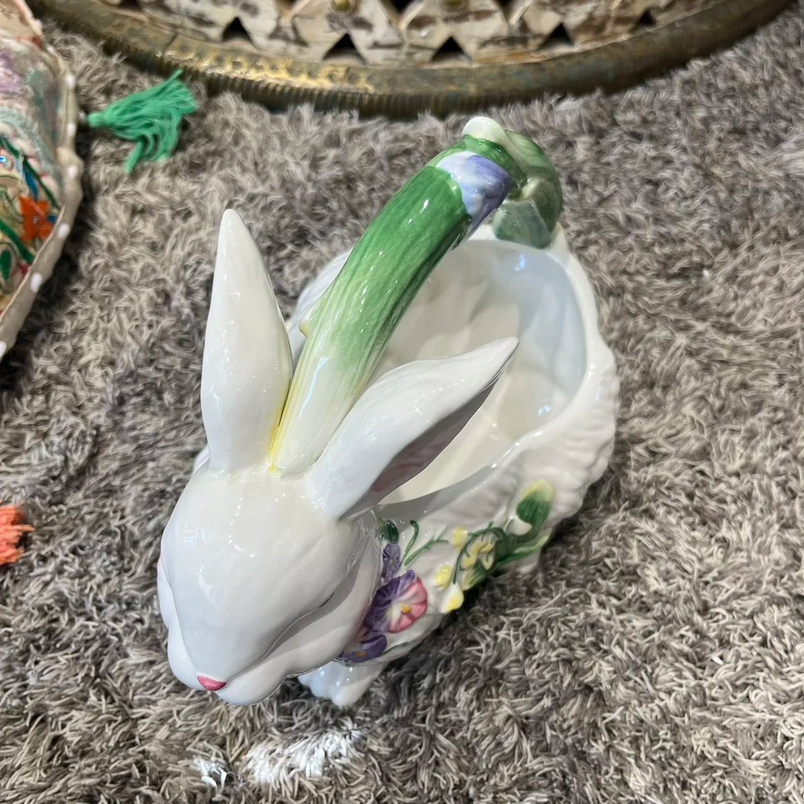 Nordischer Hasen-Ornament - Keramikdesign fürs Wohnzimmer