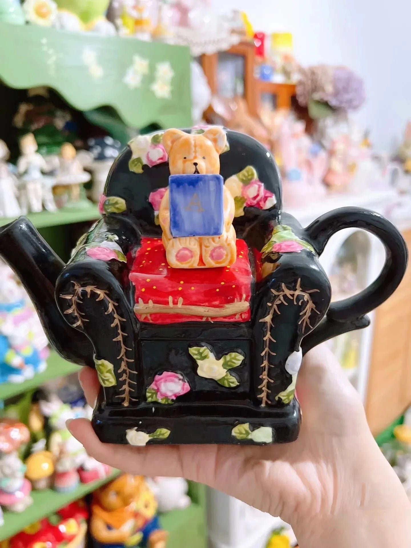 Bunte, handgezeichnete Keramikteller und Tabletts mit 3D-Reliefmuster in mehrfarbigen Variationen