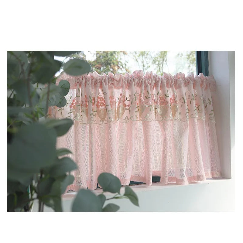 Rosa Spitzenvorhang – Landhausstil für Küchenfenster