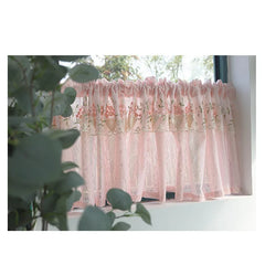 Rosa Spitzenvorhang – Landhausstil für Küchenfenster