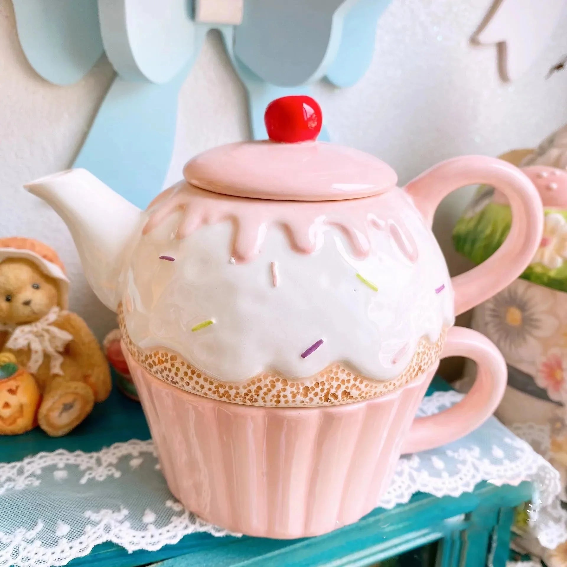 bunte handgezeichnete Keramik in verschiedenen Farben und Grössen