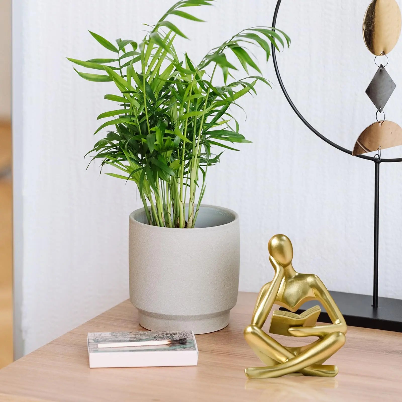 Moderne denkende Lesefigur aus Harz in Schwarz, 11.5x8.5x6 cm