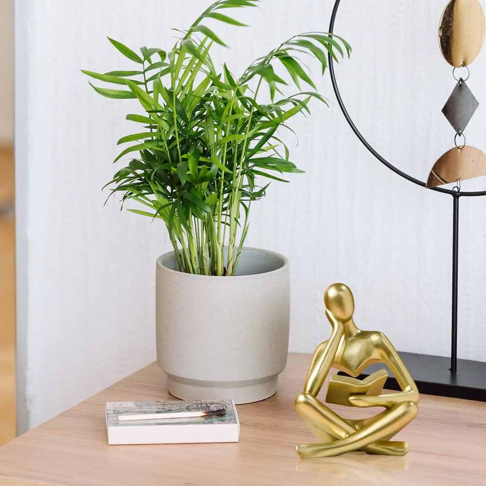 Moderne denkende Lesefigur aus Harz in Schwarz, 11.5x8.5x6 cm