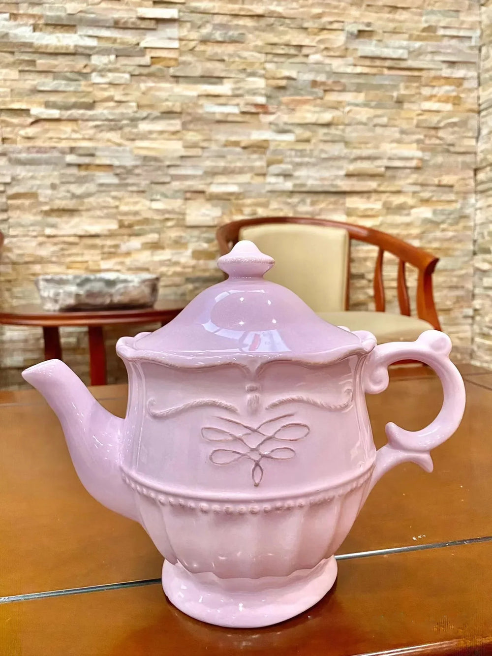 Handgezeichnetes 3D-Relief-Keramikgeschirr in mehreren Farben auf einem Esstisch