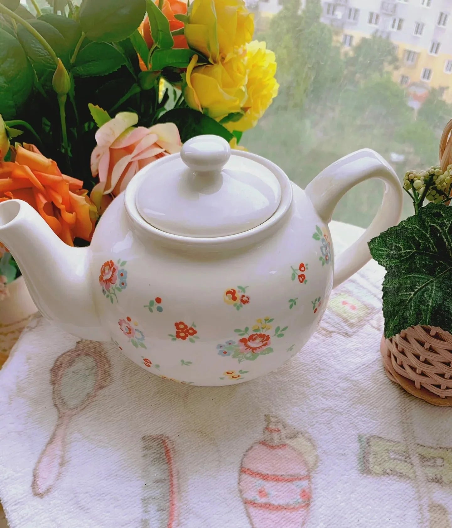 Bunte 3D-Relief-Keramikwaren aus hochwertiger Keramik auf Esstisch