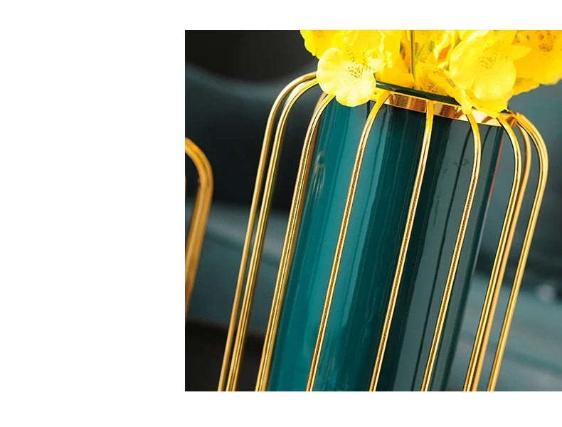 Keramikvase – Modernes Metallgestell – Wohnzimmereinrichtung