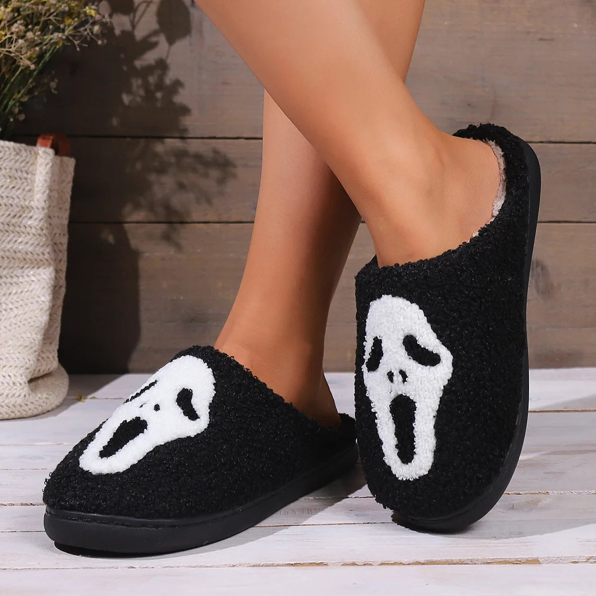 Totenkopf Cartoon Slippers – Flauschiger Komfort Indoor