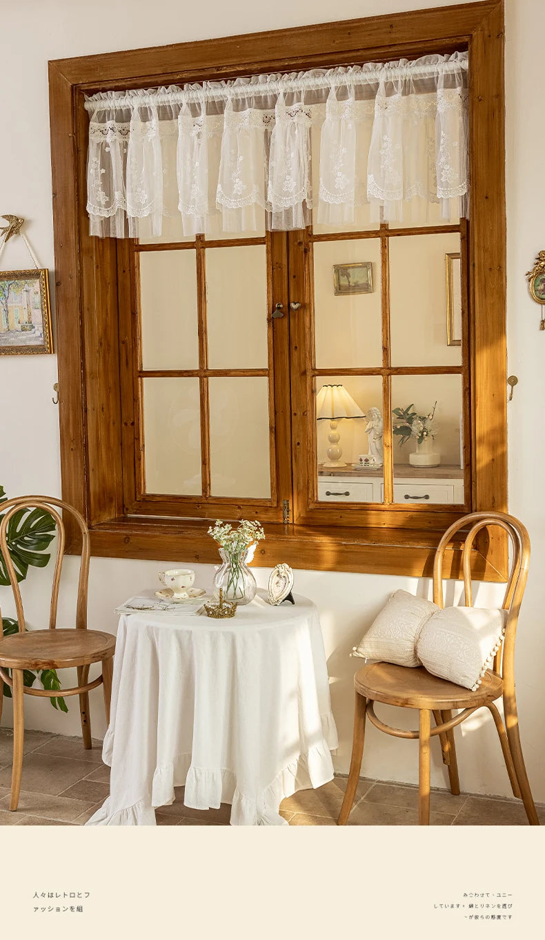 Transparente Spitzenvorhänge – Florales Design für Fenster