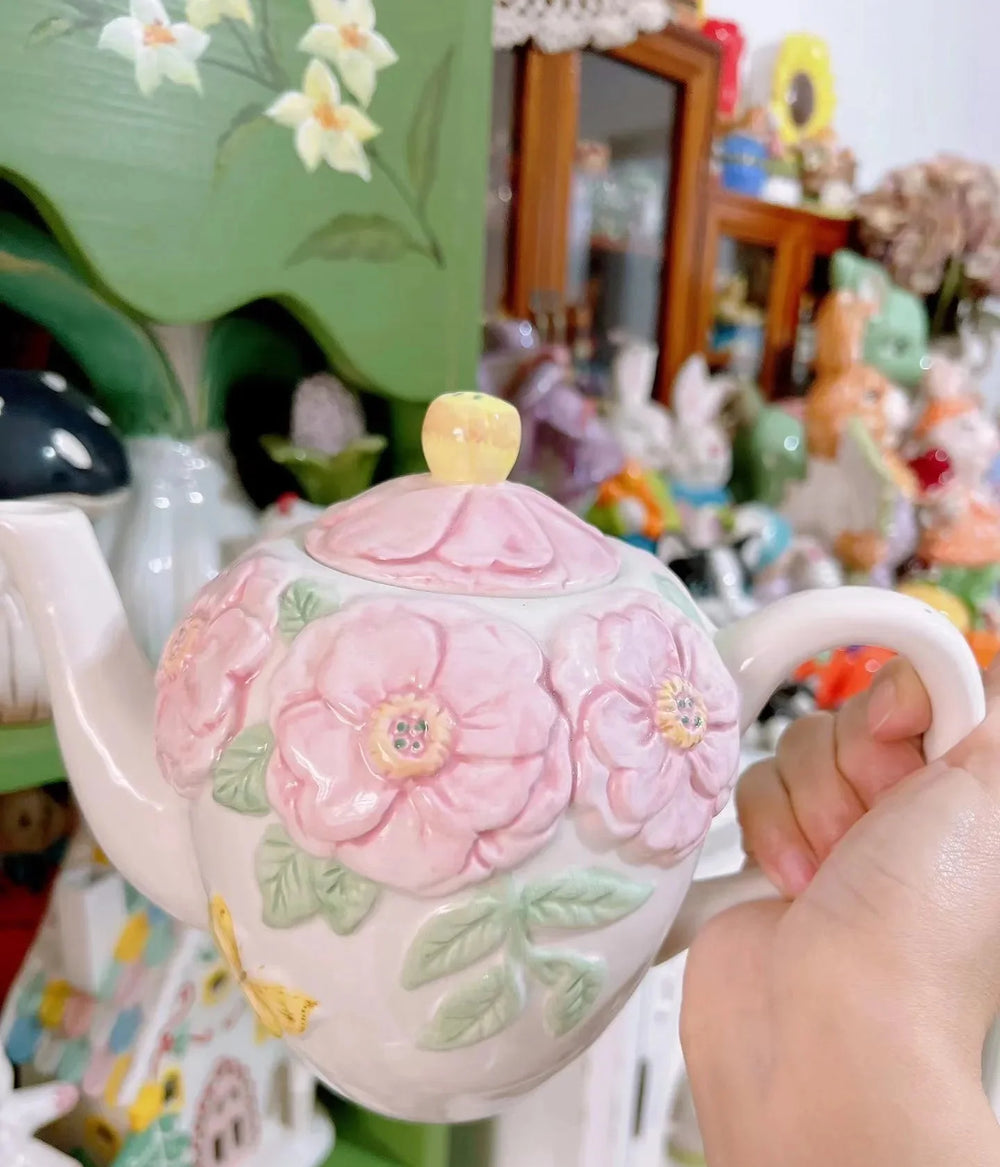 bunte handgezeichnete keramikgeschirr in verschiedenen farben für die küche