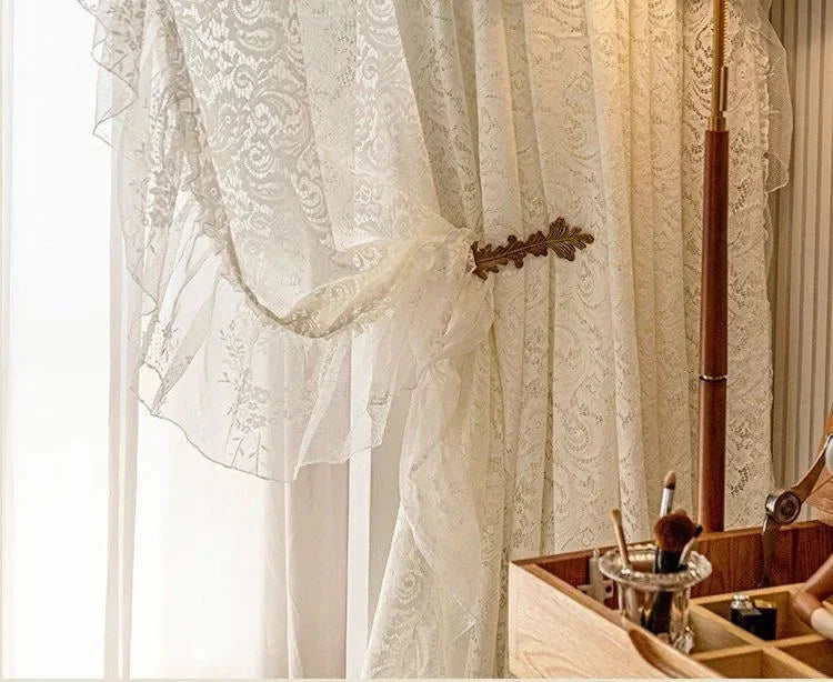 Solide Weisse Vorhänge – Elegante Spitze für Erkerfenster