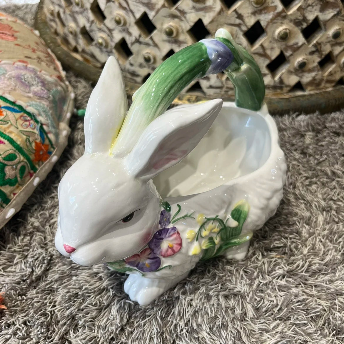 Nordischer Hasen-Ornament - Keramikdesign fürs Wohnzimmer