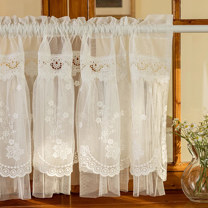 Transparente Spitzenvorhänge – Florales Design für Fenster