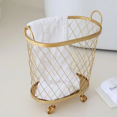 Goldener Wäschekorb mit Rollen – Modernes Design
