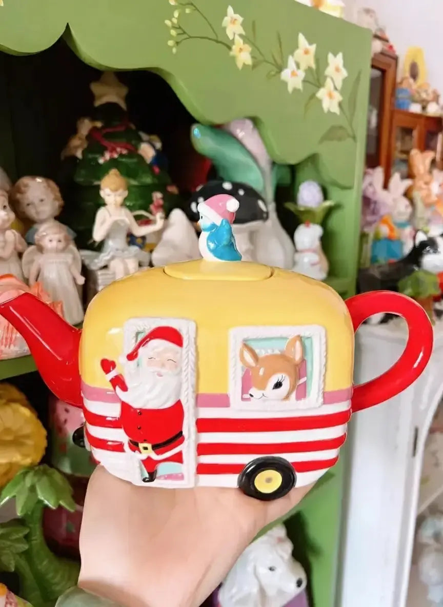 bunte 3D-Relief Keramikware mit handgezeichnetem Design auf Esstisch