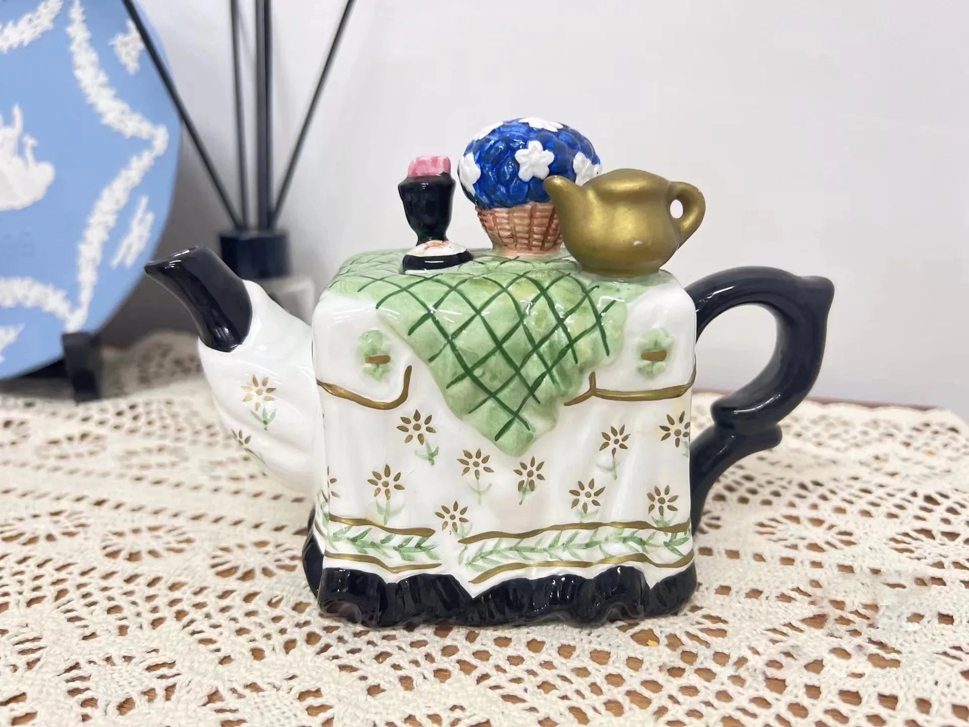 Bunte Keramikteller mit handgezeichnetem Muster, Geschirr für Küche