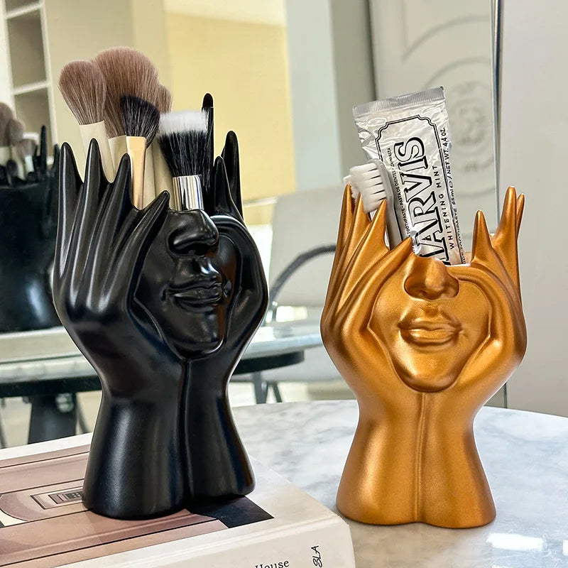 nordischer pinselhalter aus kunststoff mit abstraktem gesicht in schwarz