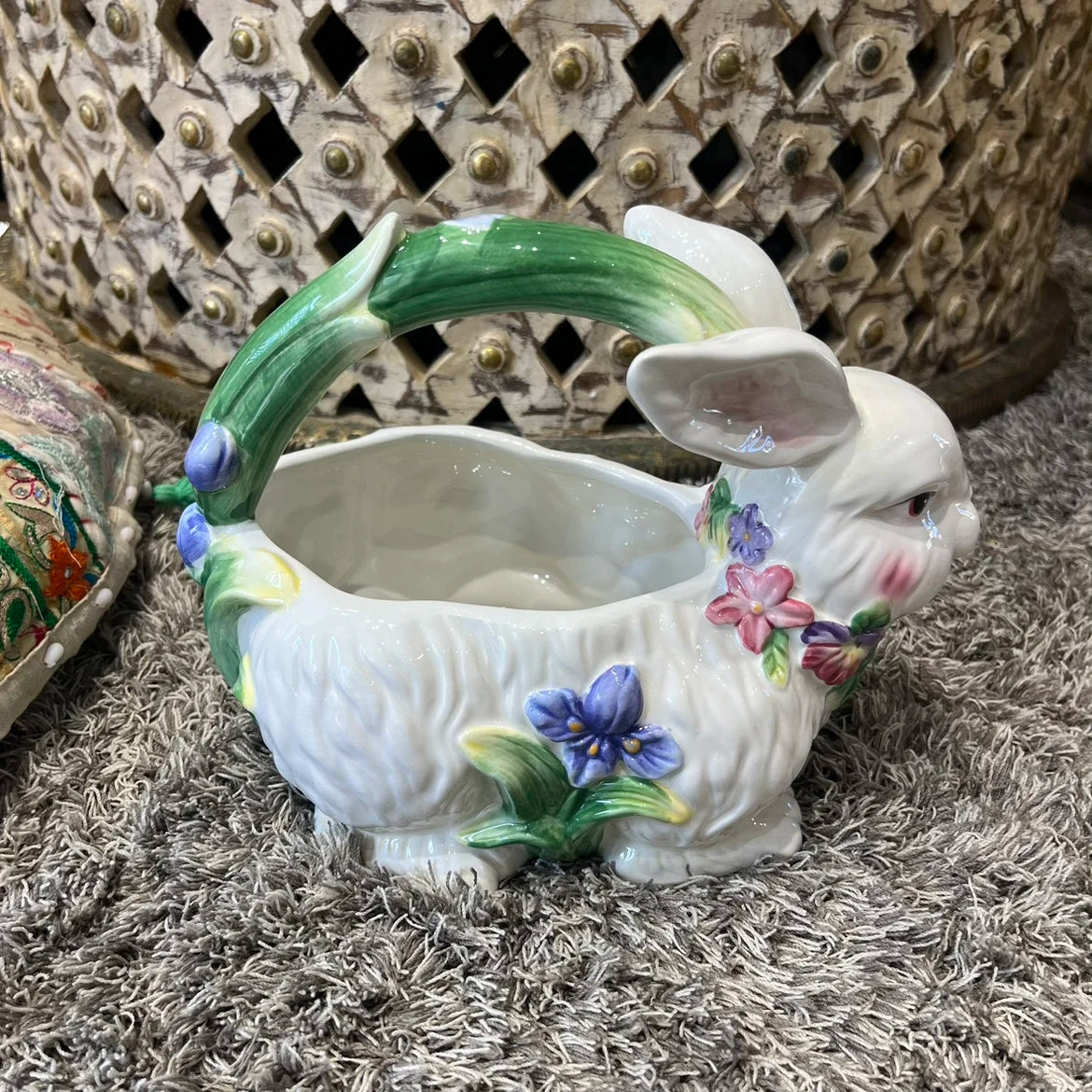 Nordischer Hasen-Ornament - Keramikdesign fürs Wohnzimmer