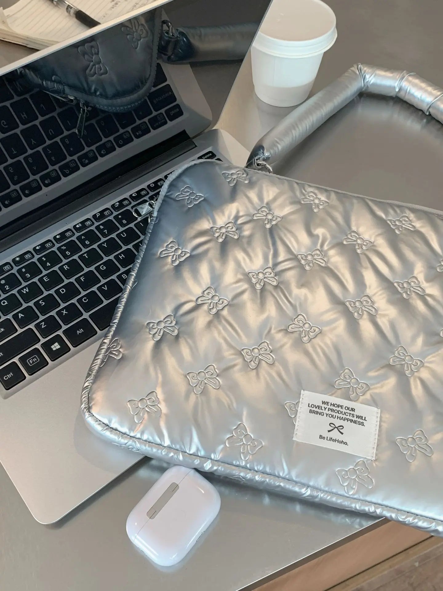 Silberne Canvas-Computertasche – Stilvolles Reise-Design