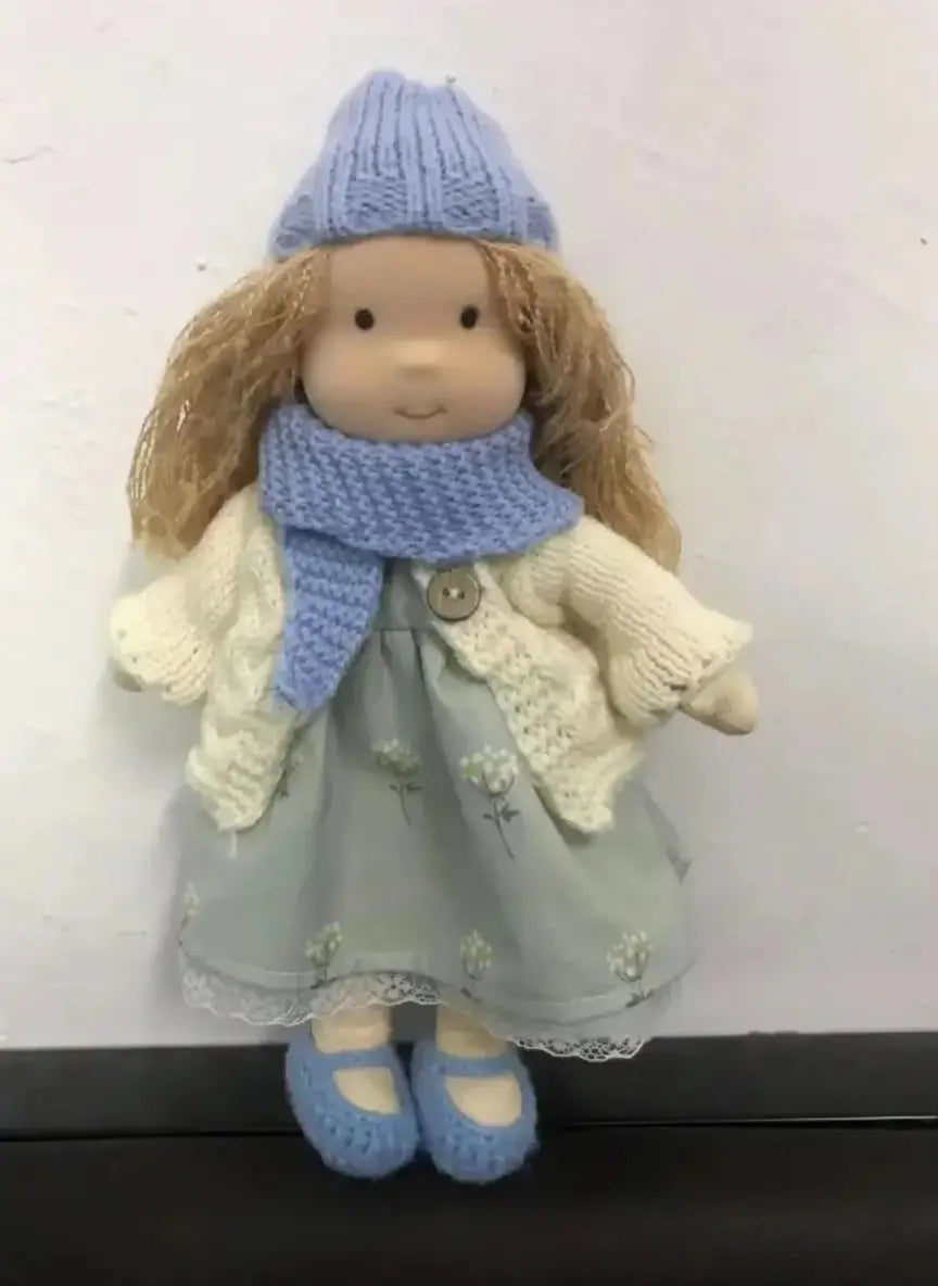 Waldorf Plüschpuppe aus Baumwolle – Fantasie Design mit Box